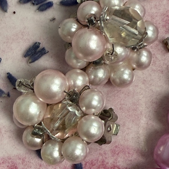 Set Vintage Pink Beaded Necklace & Japan pink cluster clip on earrings. - Picture 6 of 9